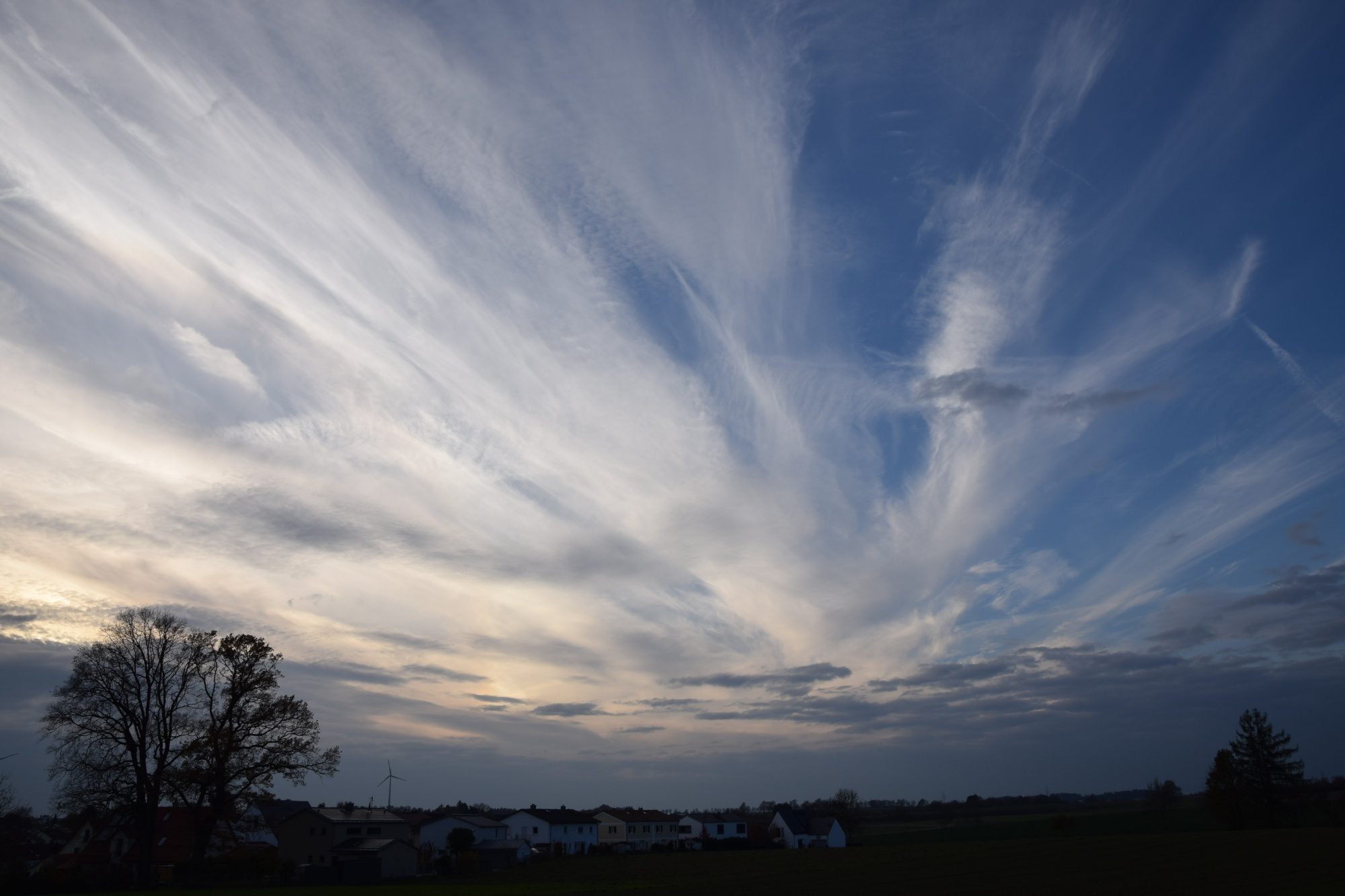 Schöne Wolkenformationen vor Sonnenuntergang