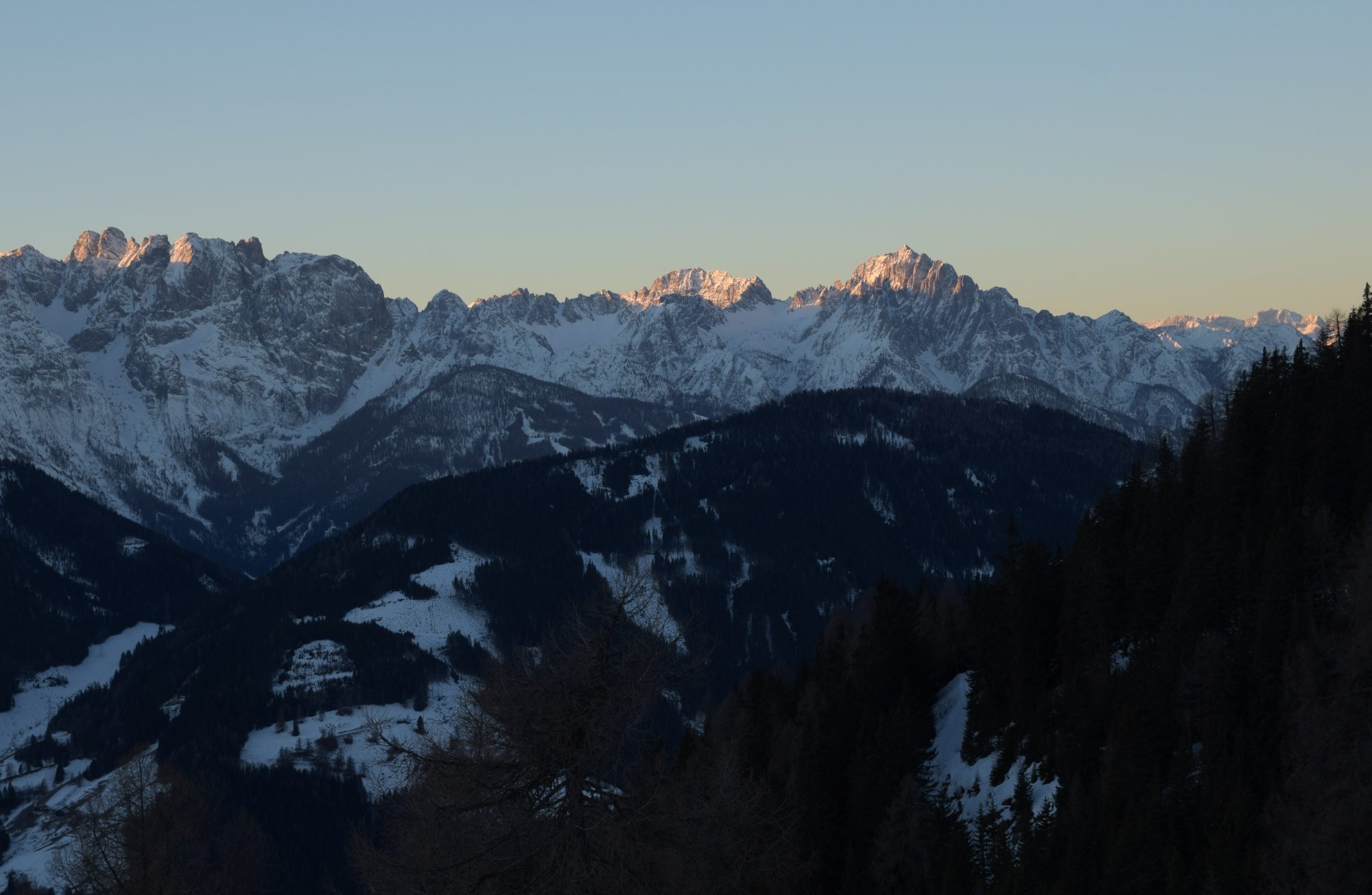 Sonnenbeschienene Berggipfel