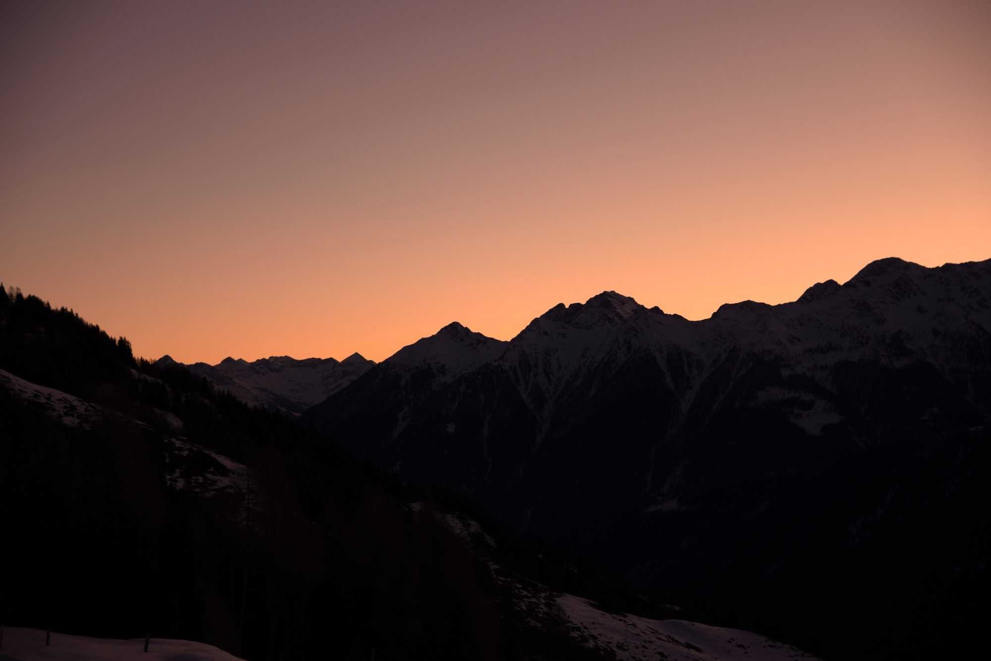 Morgenrot über Berggipfeln