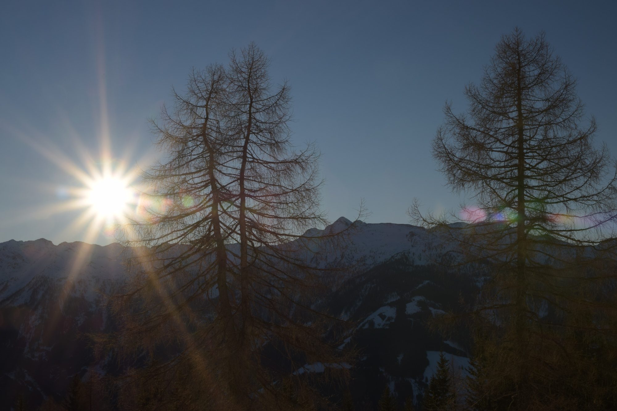 Über den Gipfeln aufgehende Sonne