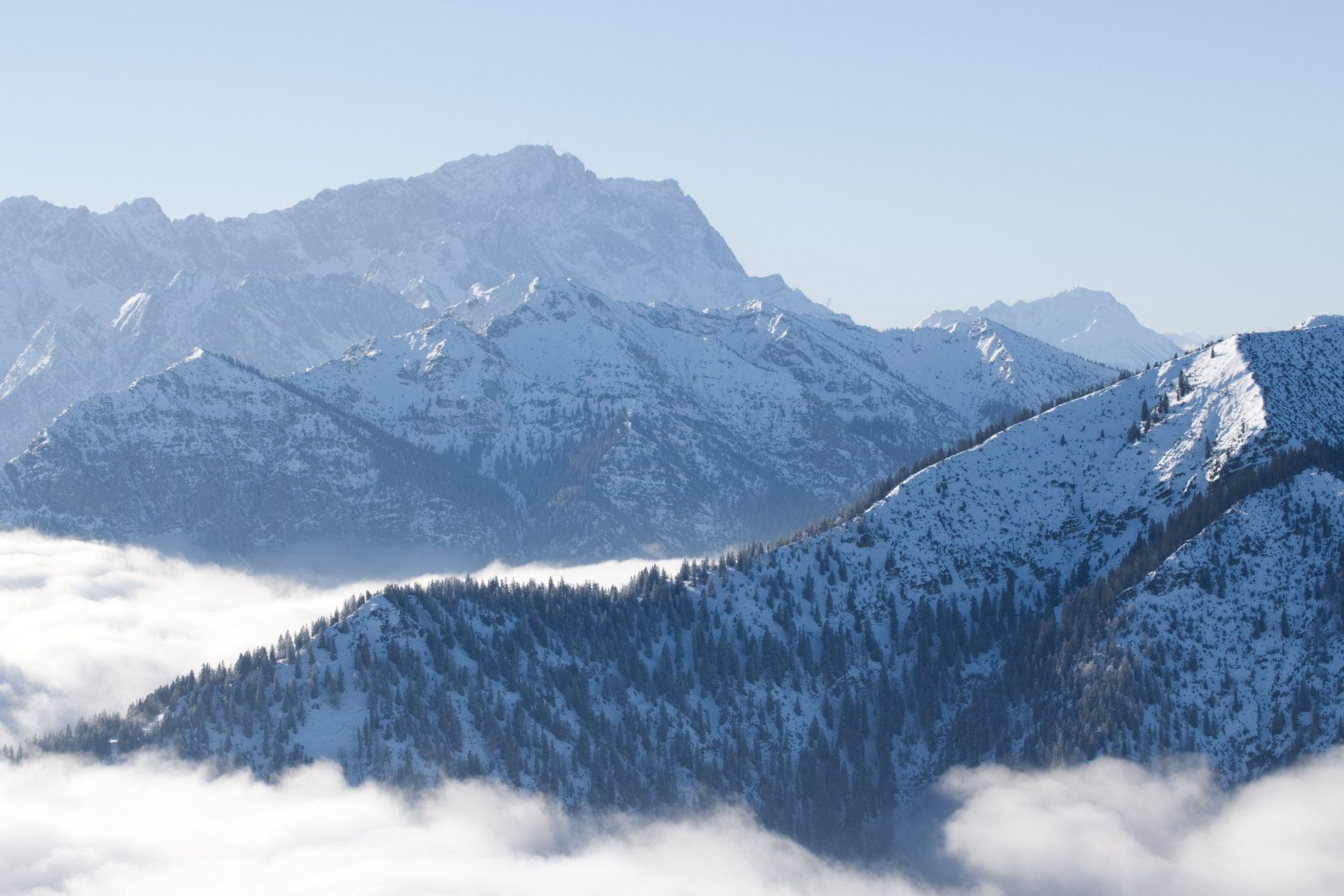 Berge, die aus dem Wolken schauen
