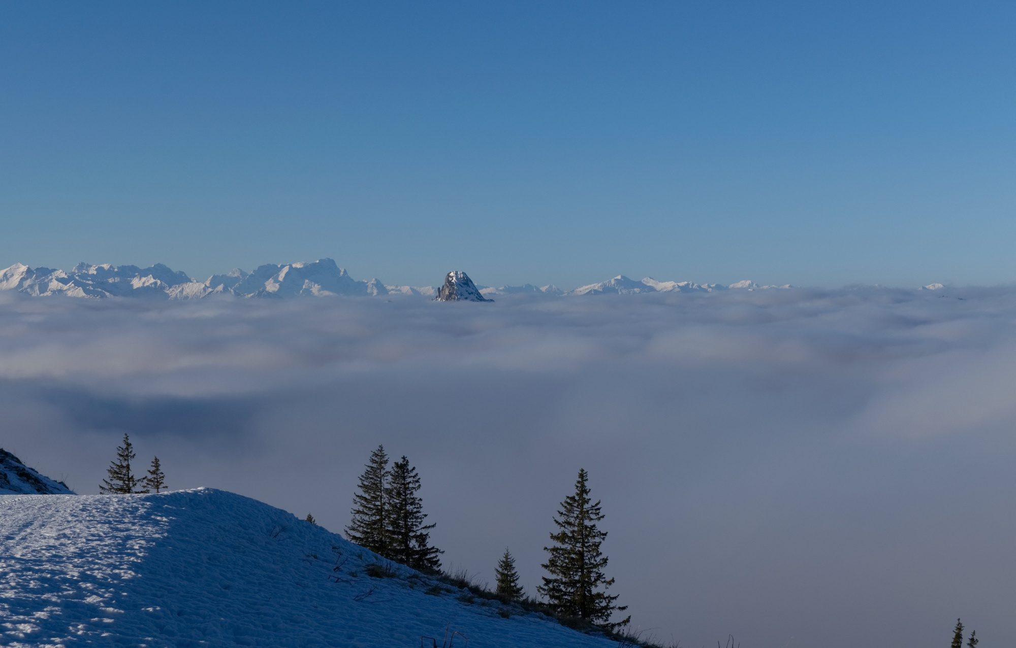 Blick vom Wallberg nach Westen, Berge schauen aus den Wolken