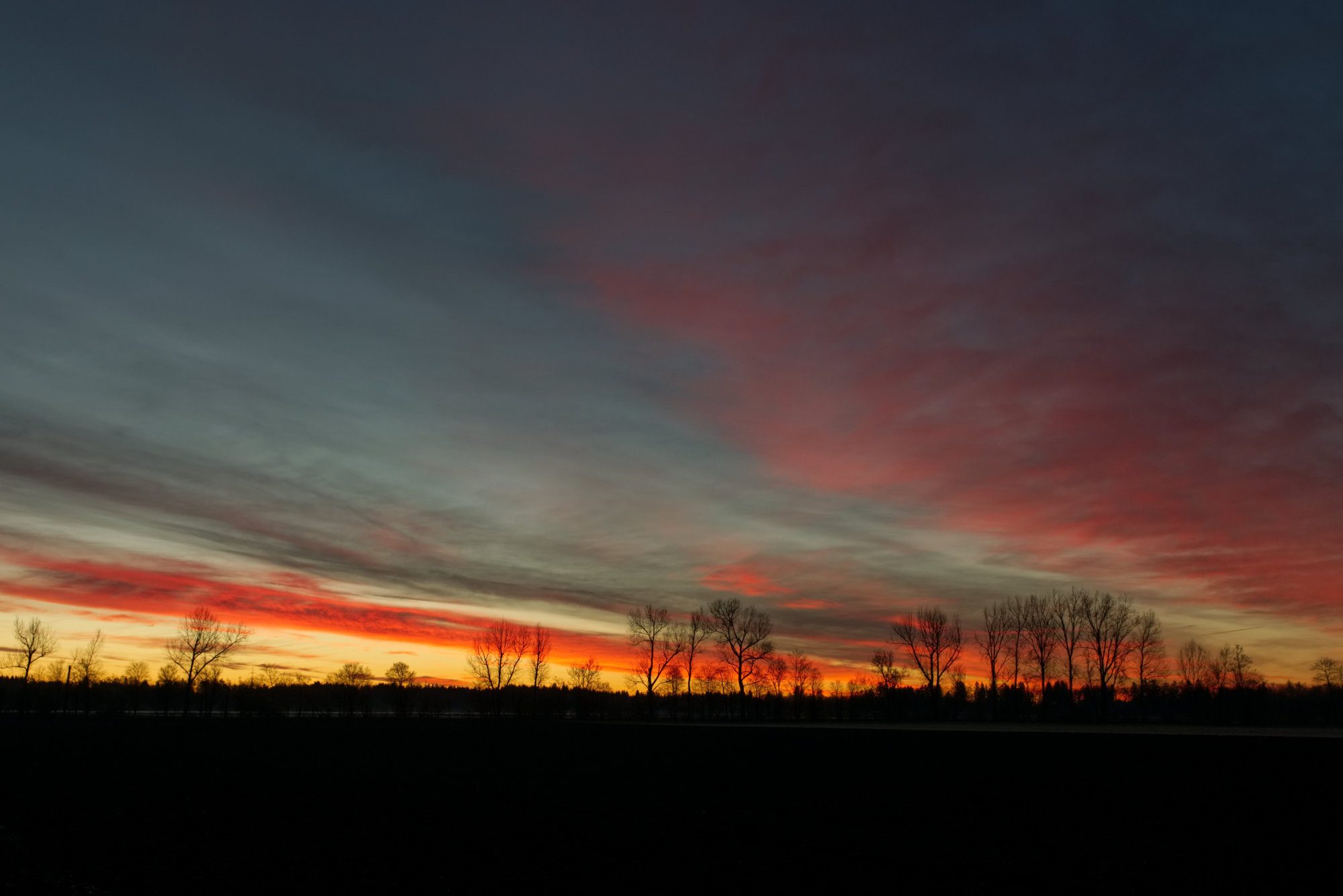 Sehr roter Sonnenaufgang