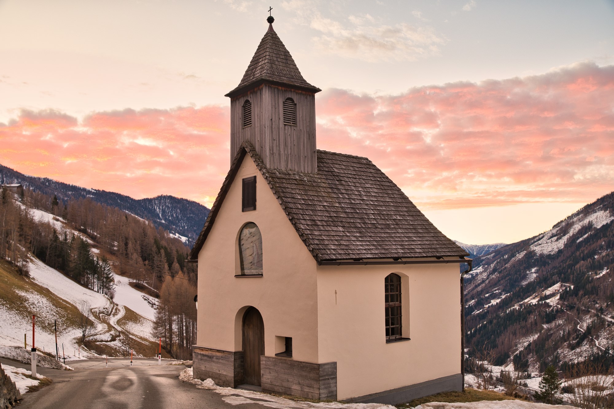 Kleine Kapelle im Mölltal vor rotem Morgenhimmel.